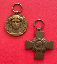 Lot de 2 médailles France, Croix du combattant et Union fédérale des combattants