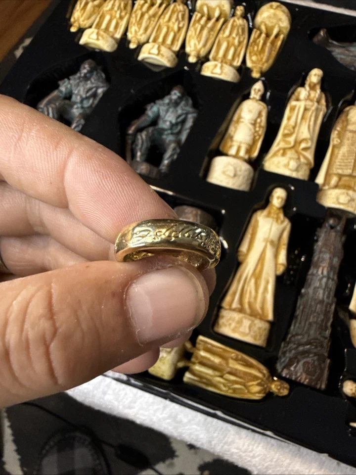 The Lord of the Rings The Return of the King Chess Set Including the Gold Ring - Image 4 of 4