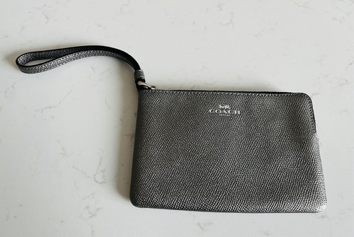 Coach Eck-Handgelenktasche Reißverschluss silberfarbenes Kiesel-Leder neu ohne Etikett - inklusive Staubbeutel