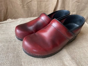 red sanita clogs