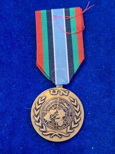 U.N UNITED NATIONS MEDAL FOR RWANDA FULL SIZE WITH RIBBON ORIGINAL - Picture 1 of 2