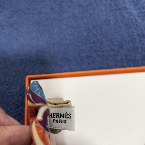 Brand new and unused HERMES Bow Tie High-quality Silk - Picture 7 of 8