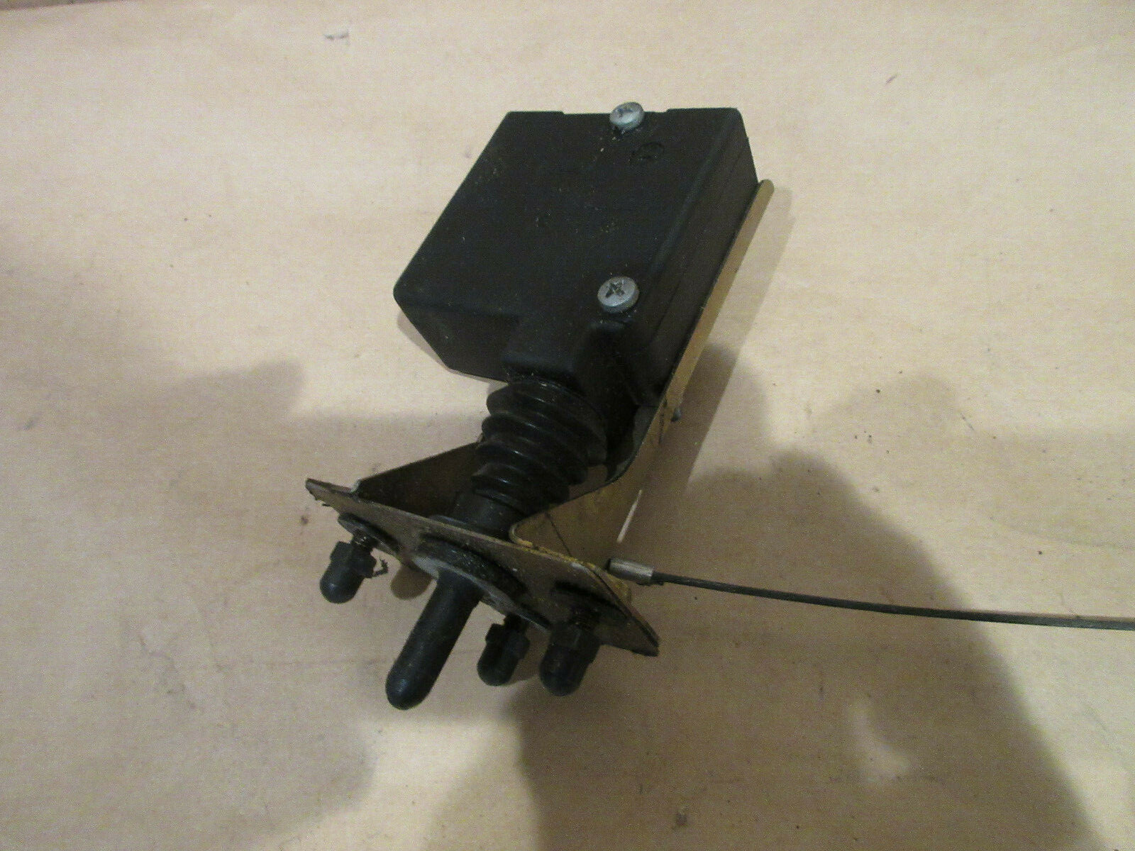 Ferrari 550 Fuel Door Actuator With Bracket P/N 63713800