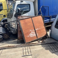 HORSE-BOX PARTITIONS X 2 AND METAL RAILS   