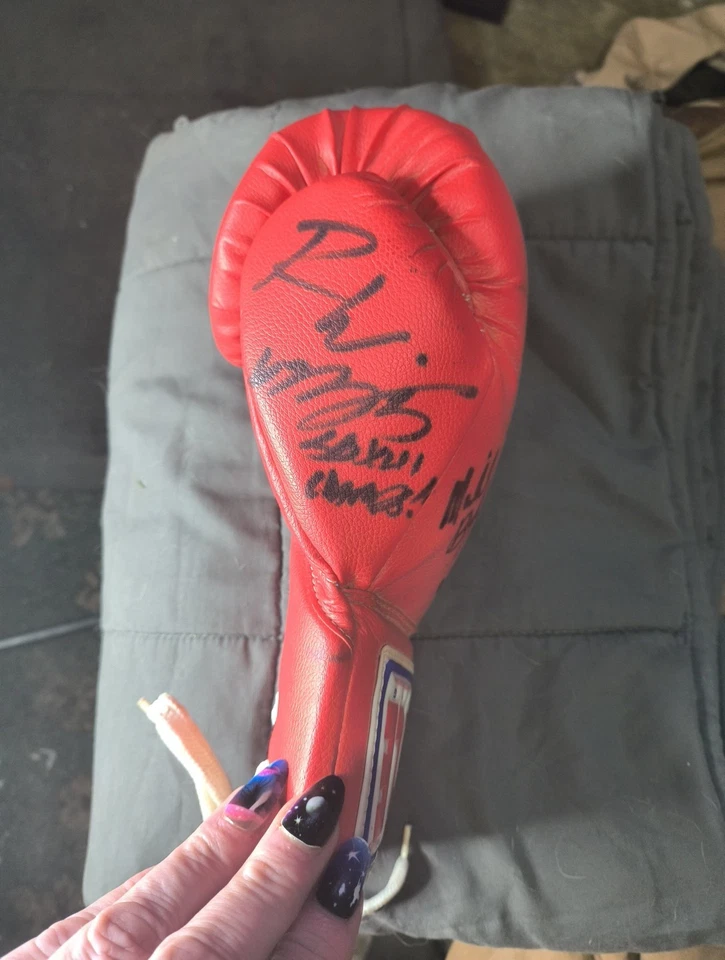 Guante de boxeo firmado por Emile Griffith y otros 5 con Buster Douglas, J. Toney,... Foto 2 de 4