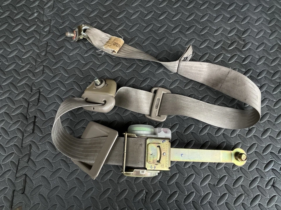 Toyota T100 XTRA 1995-1998 cabina delantero derecho pasajero cinturón de seguridad retractor bronceado OEM Foto 2 de 4