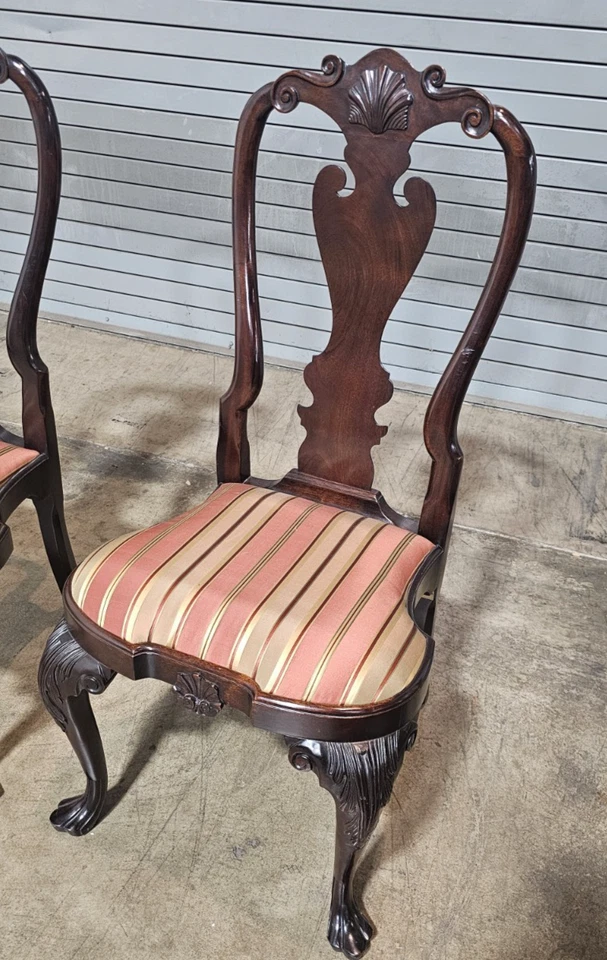 Par de sillas laterales Stickley Williamsburg con revestimientos de caoba CW 204 tela de seda Foto 4 de 4