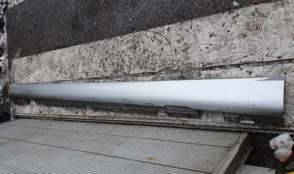 MERCEDES E CLASS LEFT SIDE SKIRT A2136900940 SILVER COLOR 775 W213 SIDE SKIRT NS - Image 2 of 4