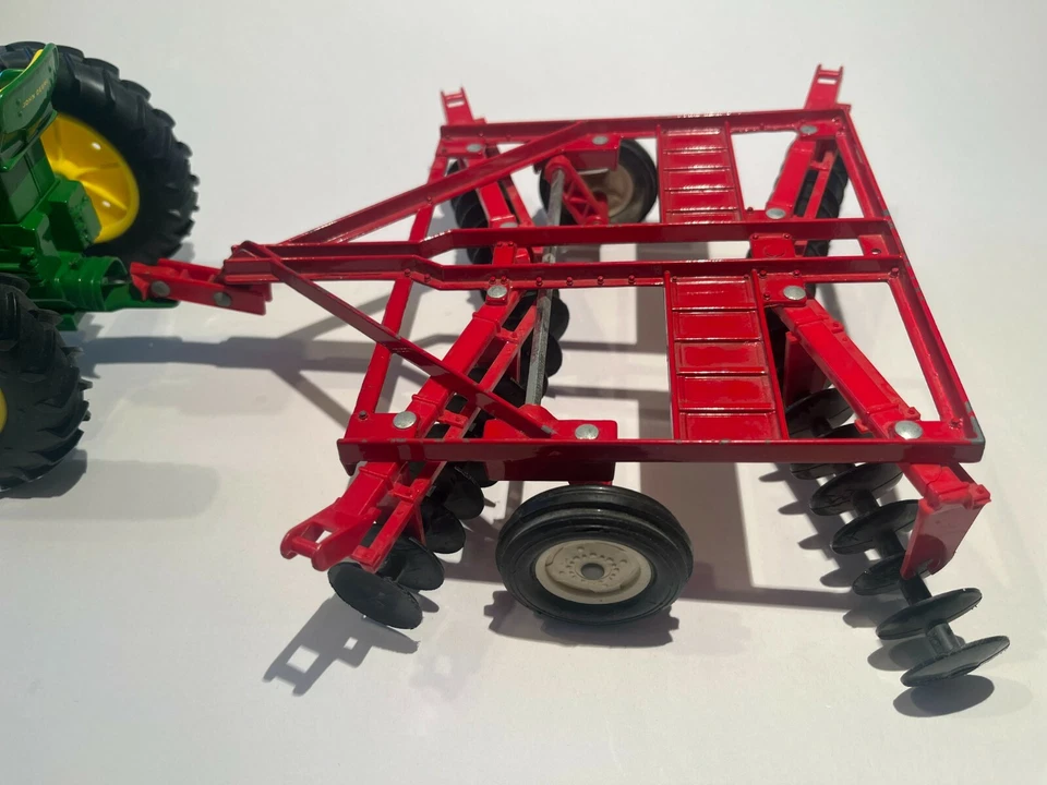 JOHN DEERE 520 All-Metal Diecast Tractor w/ The ERTL Trailer 493-494 Dyersville - Image 3 of 4