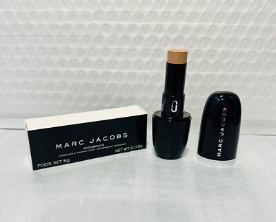 MARC JACOBS Accomplice Concealer & Touch-Up Stick Light 20