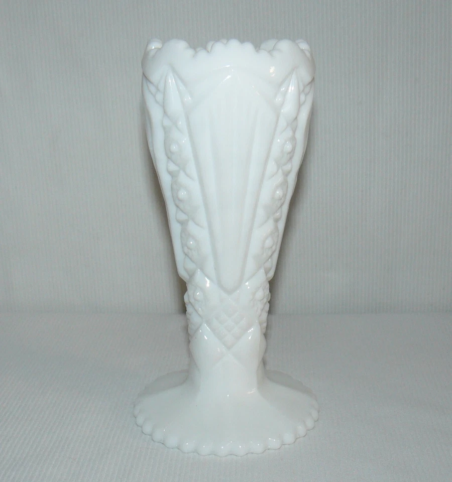 Jarrón de vidrio de leche de uranio de 6" con forma de flauta diente de sierra negro reactivo a la luz Foto 4 de 4