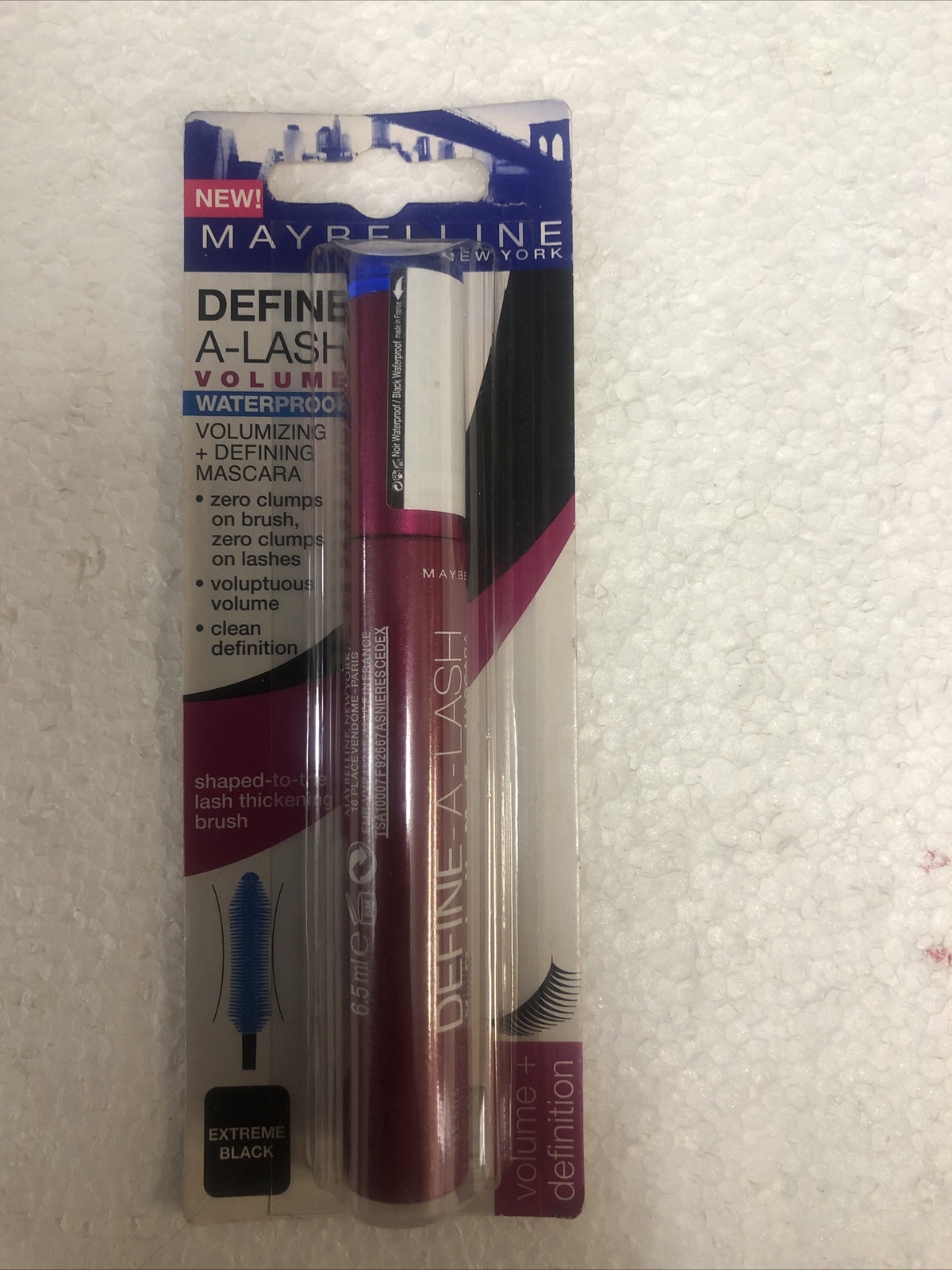 Maybelline New York Define-A-Lash Volume Waterproof Mascara, Extrême Black. Rare