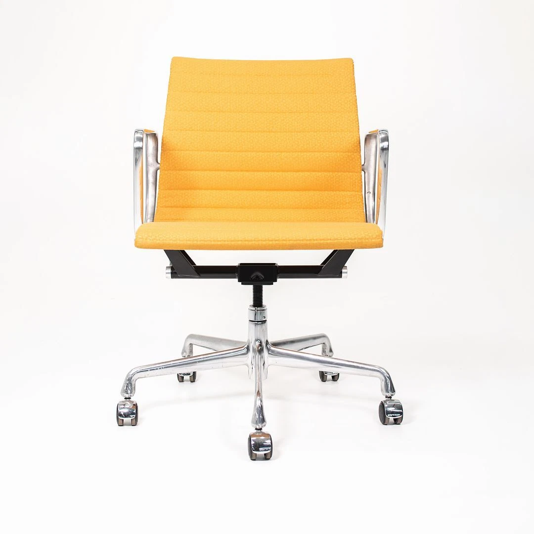 2015 Herman Miller Eames Aluminum Group Management Desk Chair in