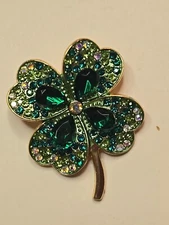 Stunning 4 Leaf Clover Gold Tone Alloy Green Glass Accents Brooche Pin.