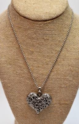 Designer Silvertone Texturiertes HERZförmiges Anhänger An 23'' Kette