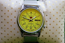 Orologio Insieme Con Quadrante Giallo