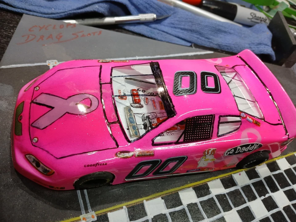 Coche tragamonedas de carreras de 4 1/2 pulgadas con advertencia sobre el cáncer de mama, librea Go Daddy. Foto 2 de 4