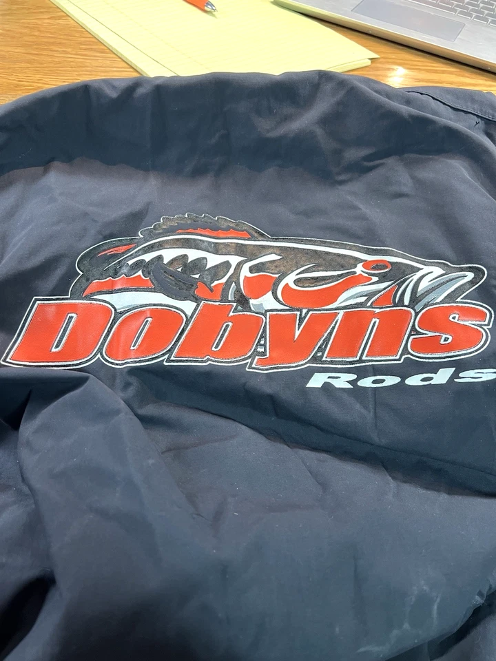 Gill OS2 Offshore Conjunto de Vela Chaqueta y Babero Pantalones para Hombres 2XL - Logo Dobyn's Rods Foto 3 de 4