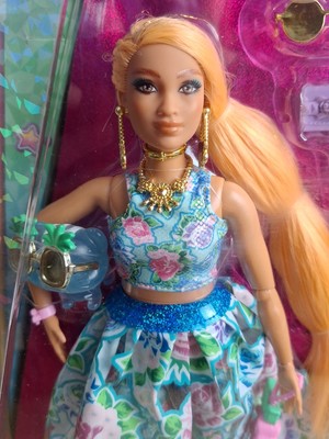 Mattel Barbie Extra Fancy Puppe im blauen Kleid mit Blumenmuster