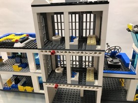 LEGO City 60047 Police Station good condition.  Complete with Manual.  RETIRED