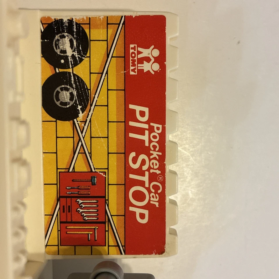 TOMY Pocket Vintage Car World Pit Stop - Juego de accesorios para coche en miniatura Foto 2 de 4