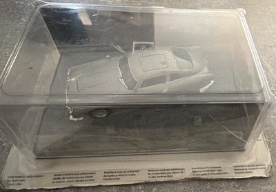 Universal Hobbies Aston Martin Sportwagen Modellauto 1:43 James Bond 007 OVP