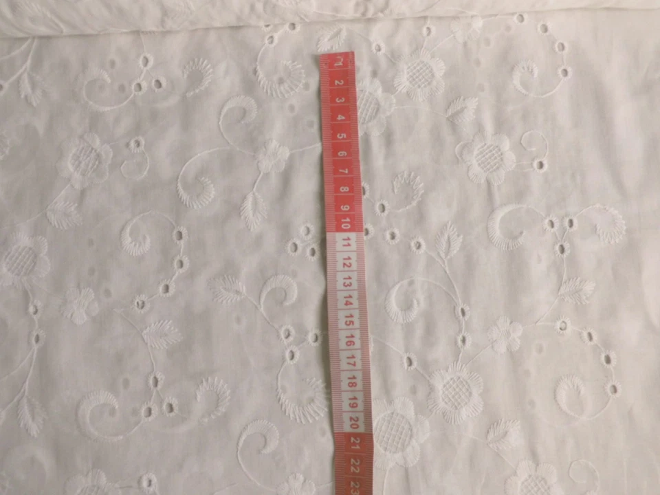 Baumwollstoff ♥ Blumen ♥ Streublümchen ♥ Lochstickerei ♥ Weiß - Bild 3 von 3