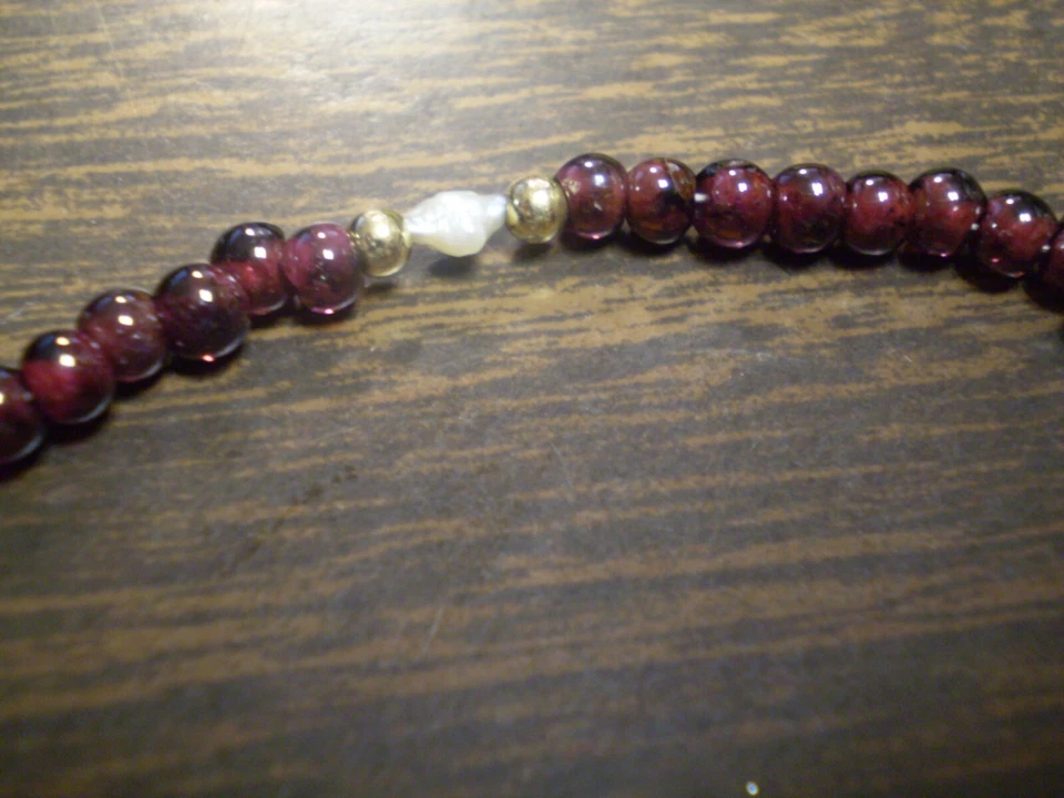 Brazalete de eslabones de perlas y cuentas rojas de oro amarillo de 14K para dama 4,8 gramos     Foto 2 de 2