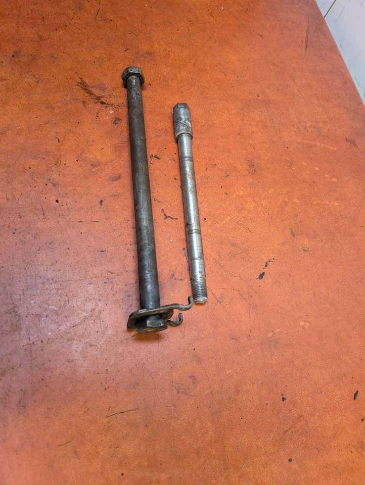 YAMAHA YZ125 YZ 125 B2 1983 1984 1985 EJE DELANTERO TRASERO CON TUERCA Foto 3 de 4