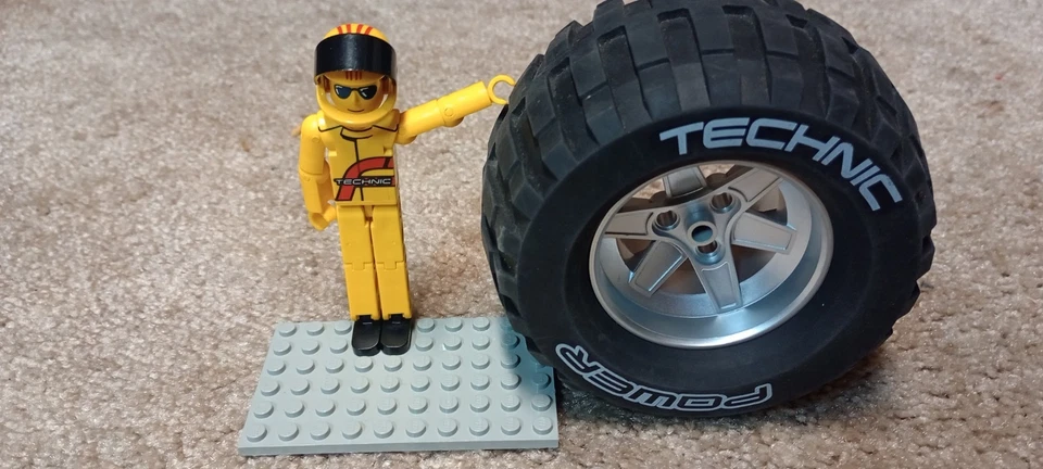 LEGO Technic Power Puller Figure w/ Yellow Helmet & Visor - 8457 Vintage 2000 - Image 3 of 4