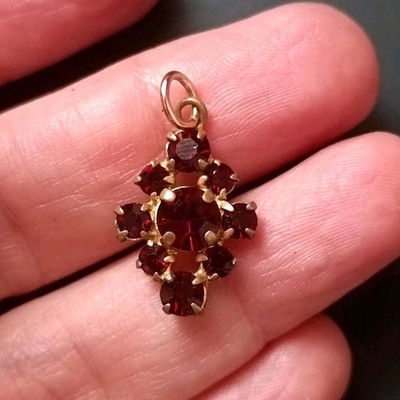 Vintage Pendant   Red Faceted Stones   Unmarked   2 cm