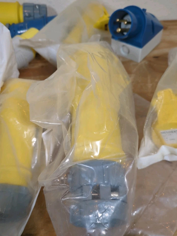 Mennekes Job Lot of 3 Pin Industrial Plugs & Sockets 100-130V / 200-250V New - Image 4 of 4