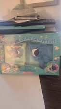 New Sealed Baby Shark Deluxe Bath Gift Set Scholastic Book and Hand Puppet Washc