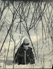 1985 Press Photo Peter Coles of Milwaukee in the Snow at Cedarburg Bog