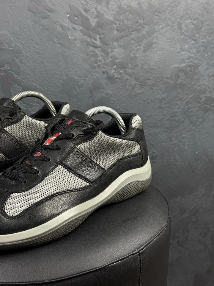 Tenis Prada American’s Cup de cuero para hombre de caña baja con lengüeta roja Foto 2 de 4