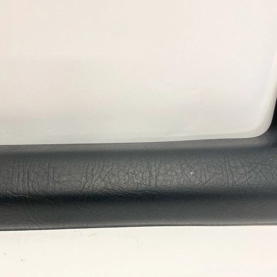 Пластиковый боковой молдинг на лобовое стекло переднего правостороннего пассажира для кабриолета Audi 80 91-98 годов выпуска - Изображение 3 из 4