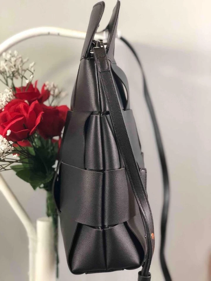 Bolsa tote nova com etiqueta French Connection Tamar recortada alça tiracolo em couro preto - Imagem 4 de 4