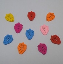 10 Erdbeeren aus Holz: 2 Lochknöpfe gemischt...