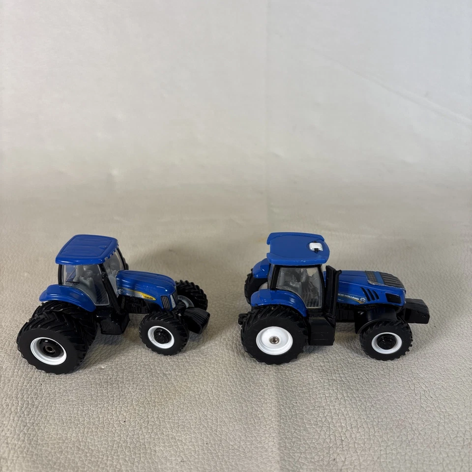 Lote de 2 tractores ERTL New Holland escala 1/64 (T7050 con dobles / T8020) Foto 4 de 4