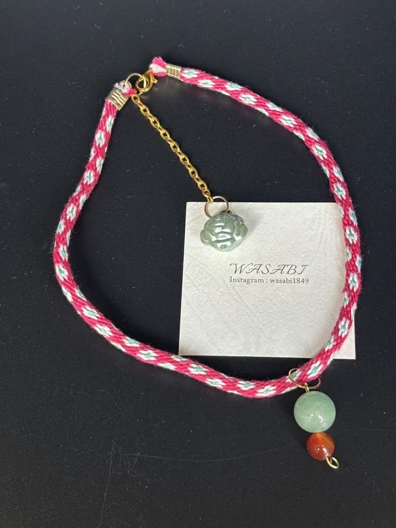 Gargantilla de piedra natural roja y blanca hecha a mano WASABI con dije de flores, ajustable