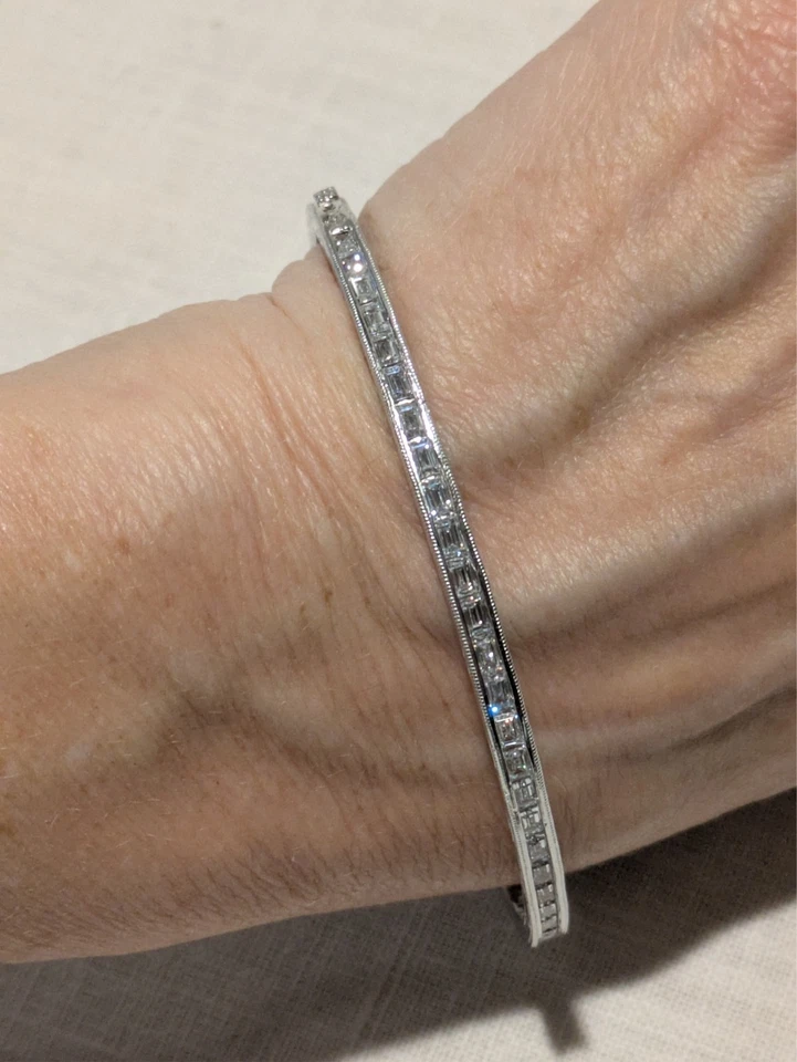 Brazalete grabado Tacori de plata de ley con fila de canales conjunto de circonitas cortadas baguette. Foto 2 de 4