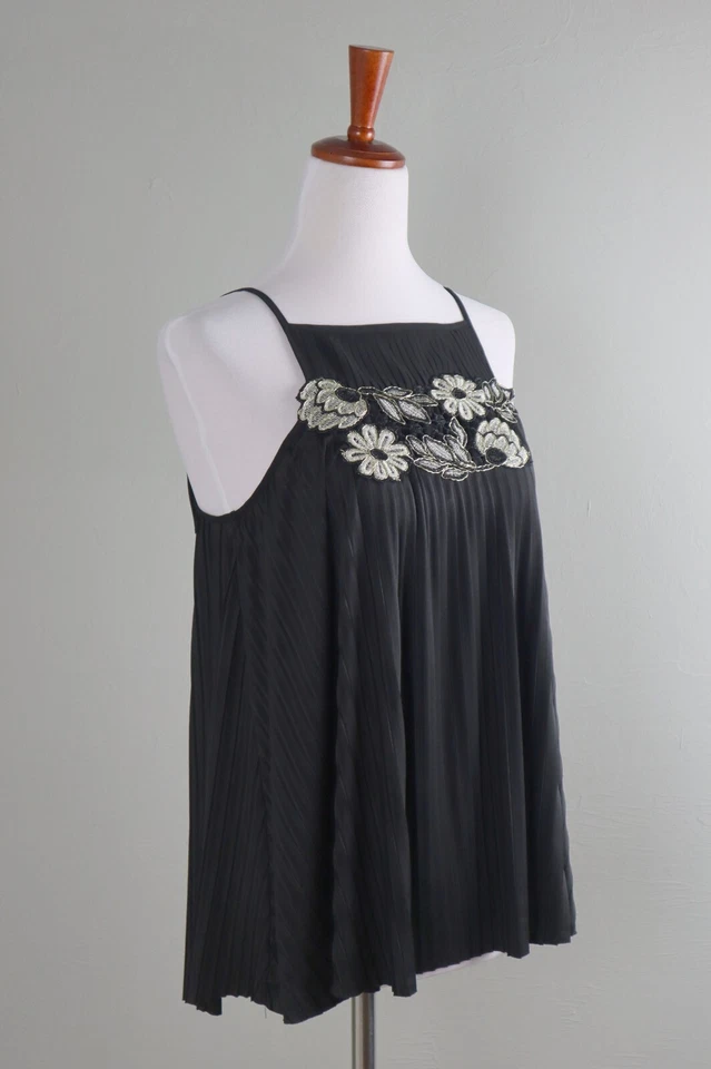 Camiseta sin mangas ANTHROPOLOGIE NUEVA CON ETIQUETAS $118 Deletta plisada con apliques florales talla XS Foto 2 de 4