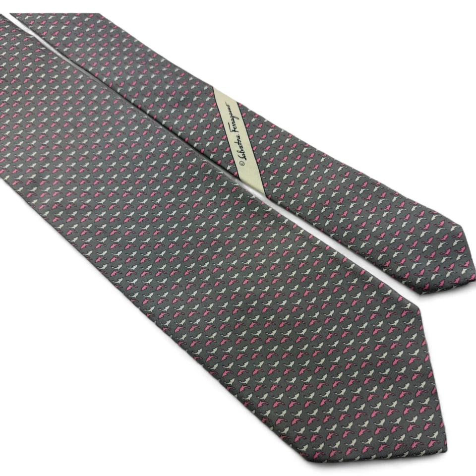 Salvatore Ferragamo Gris con Corbata de Seda de Delfín Rosa y Blanco Talla 3.5"W 57"L Foto 3 de 4