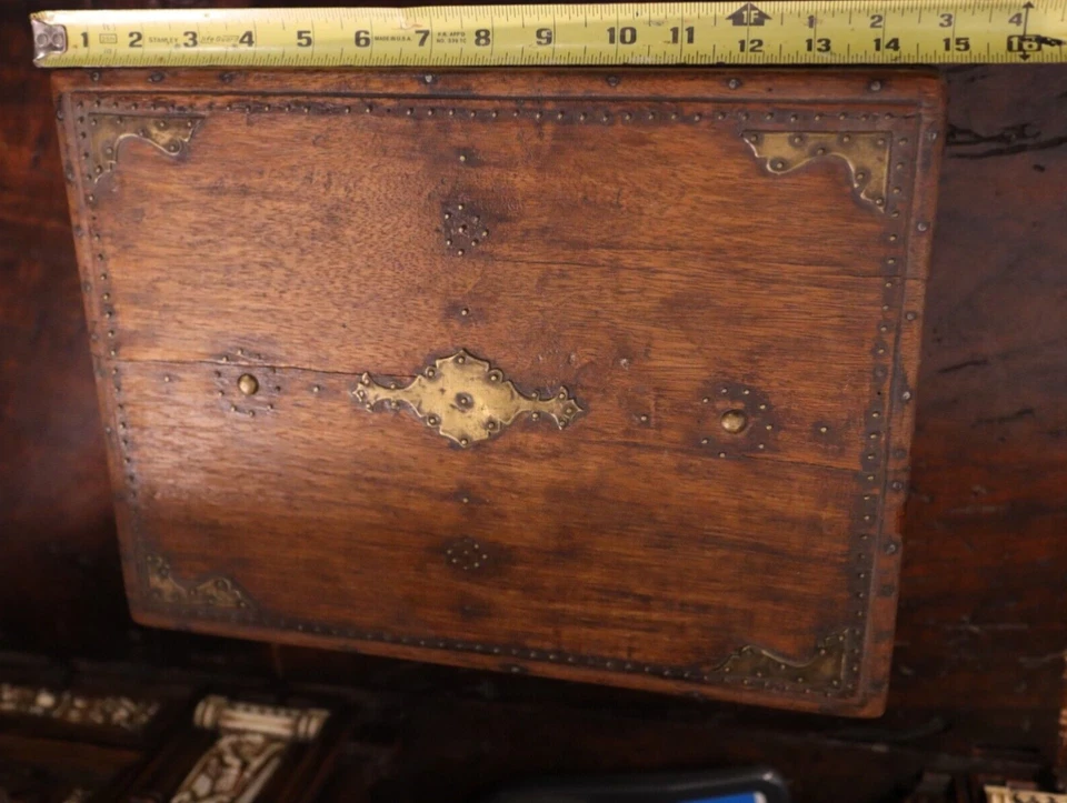 Inglês George I início do século 18. Caddy de chá antigo de latão de madeira ajustado em C, caixa. - Imagem 3 de 4