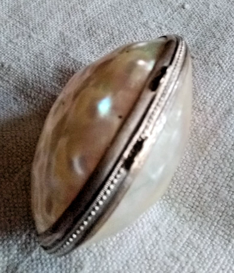 Ancienne boite en forme d'œuf en nacre ferrures en laiton doré porte chapelet - Photo 4/4