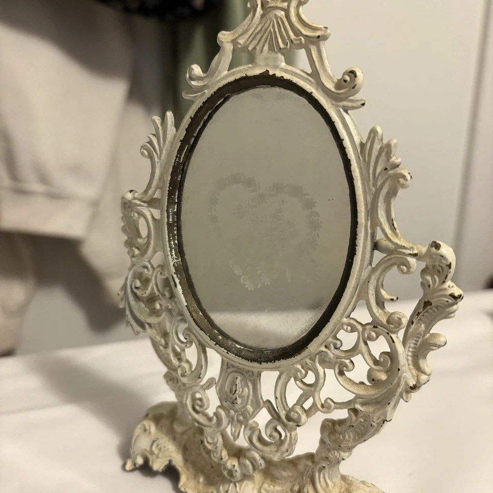 Espelho de mesa vintage com moldura de latão com gravura floral em forma de coração em vidro - Imagem 4 de 4