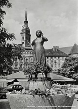 AK München Viktualienmarkt Liesl Karlstadt Brunnen Oldtimer 1950er