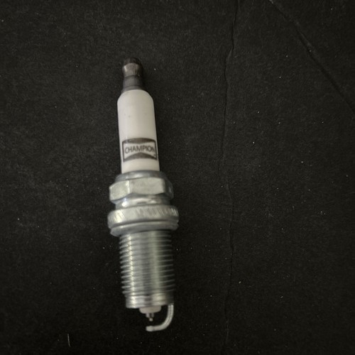 Champion Spark Plug 7000 “RC10ZPYPB4” Box Of (4) Each - Picture 7 of 9