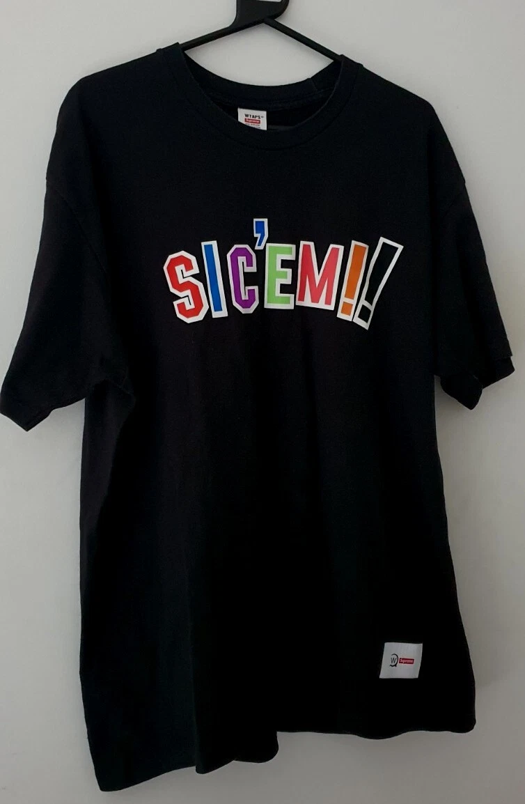 T Shirt FW21 Supreme X WTAPS SIC'EM! Taglia XL Nera Con Logo A Piccolo Riquadro