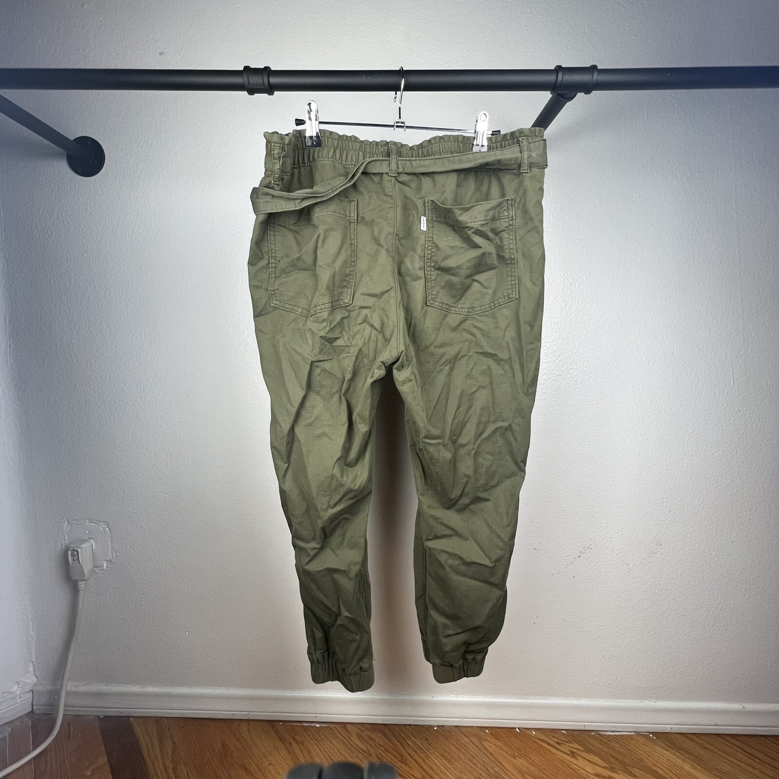 Levi’s High Waisted Cargo Pants in Olive Size Large Gem